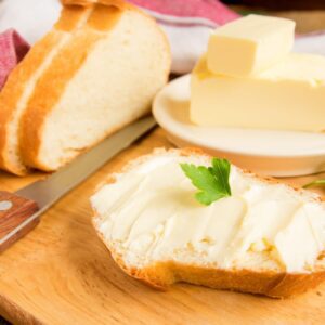 Упаковка несоленого лактического пастеризованного сливочного масла для кулинарии и выпечки.